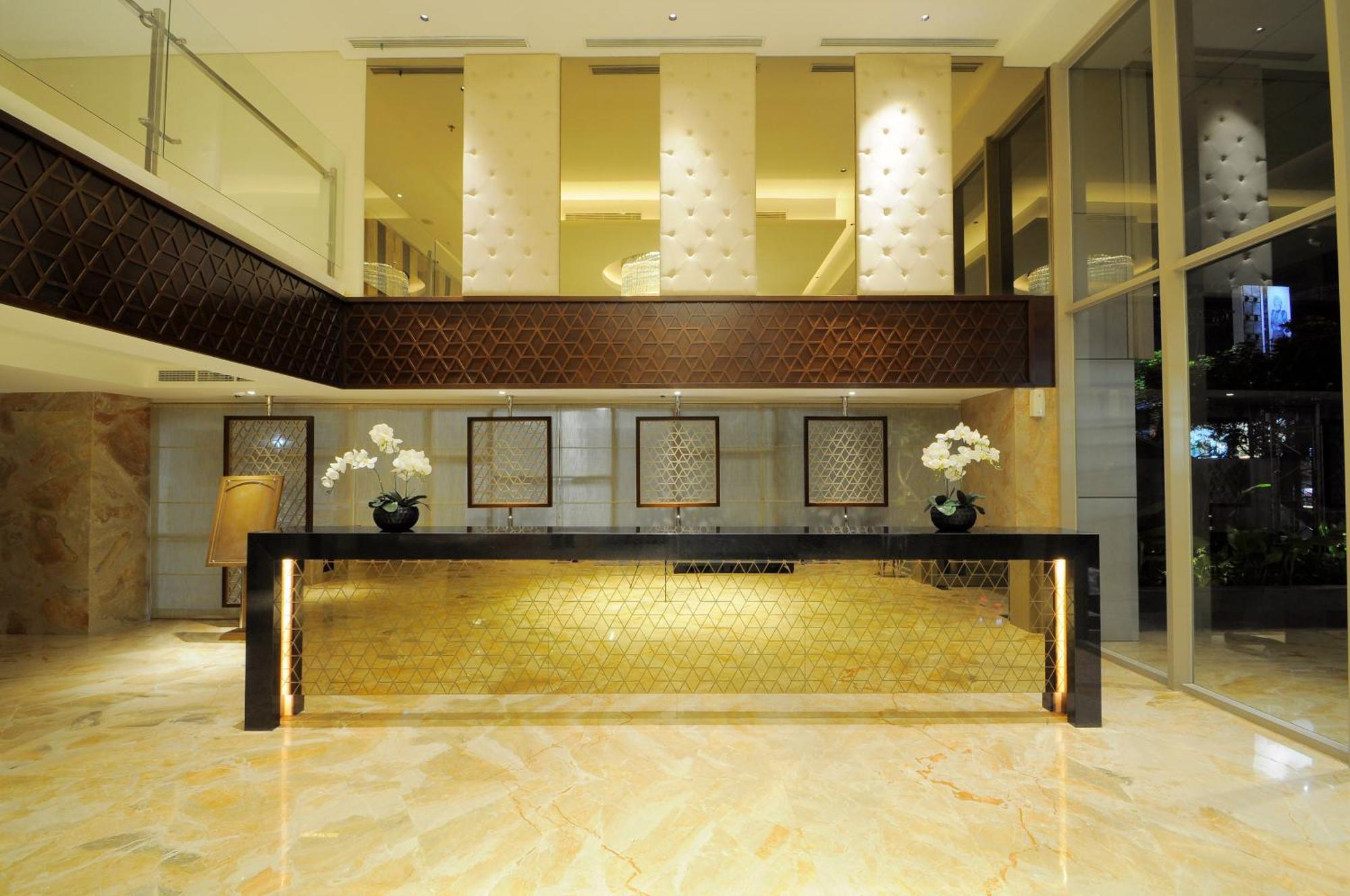 Louis Kienne Hotel Pandanaran Semarang Exteriör bild