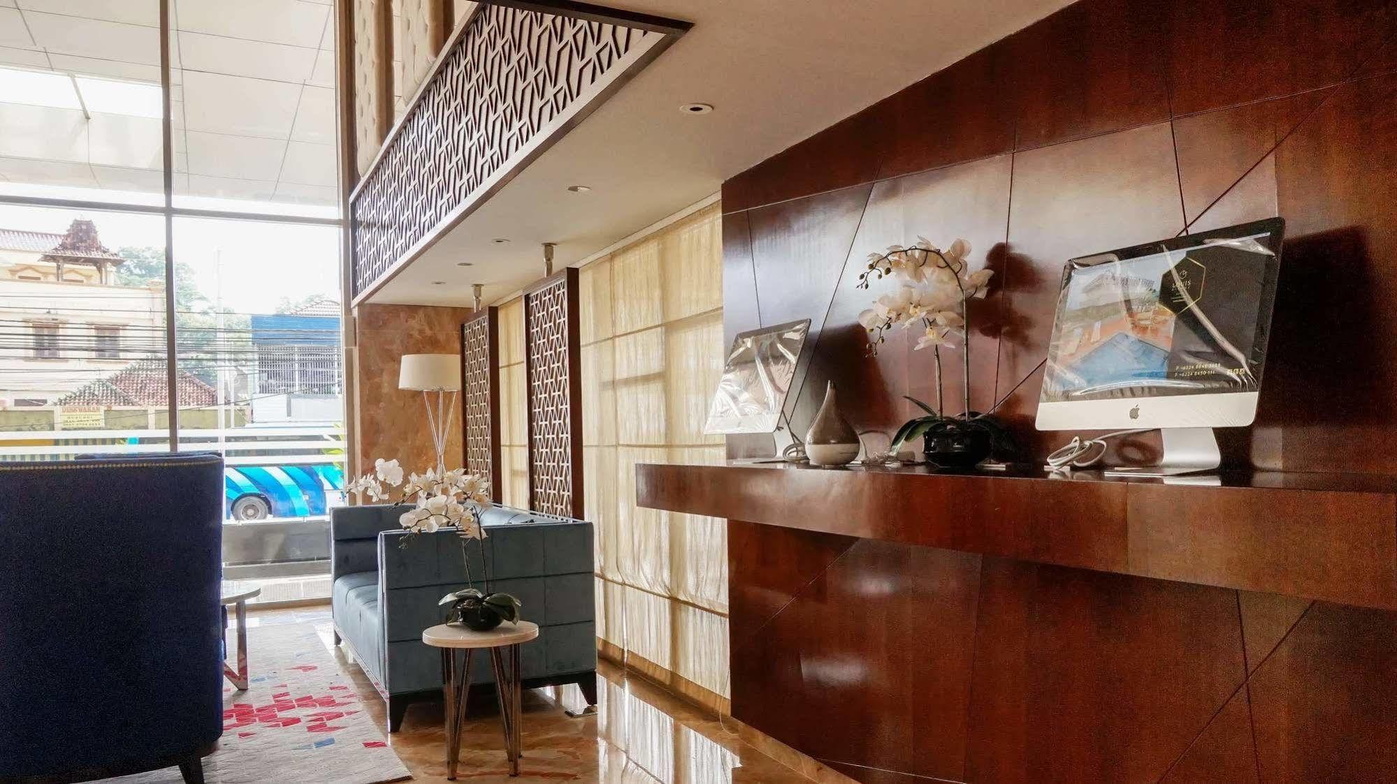 Louis Kienne Hotel Pandanaran Semarang Exteriör bild