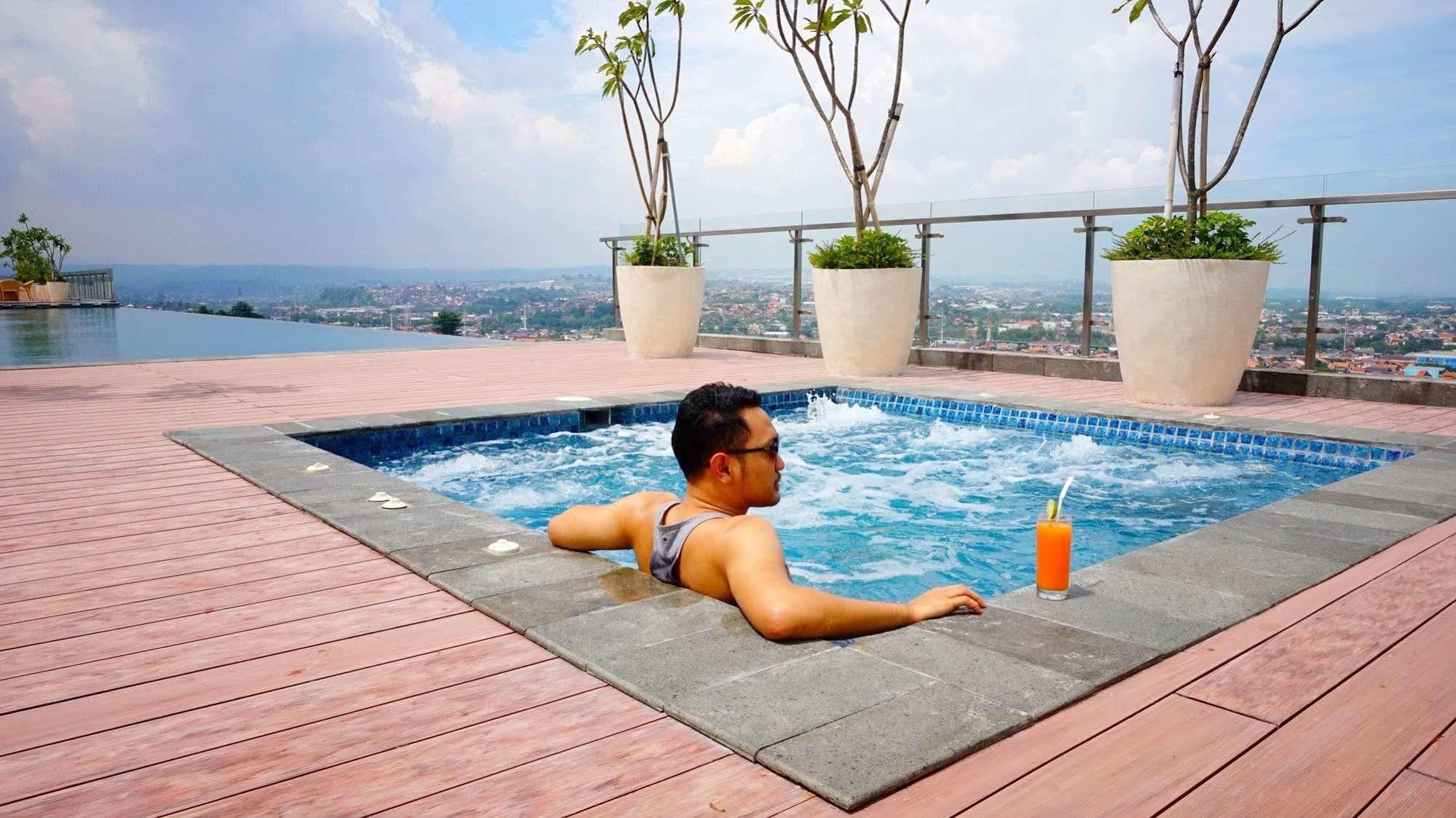 Louis Kienne Hotel Pandanaran Semarang Exteriör bild