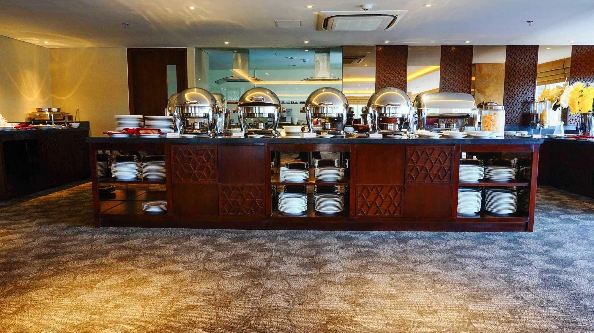 Louis Kienne Hotel Pandanaran Semarang Exteriör bild