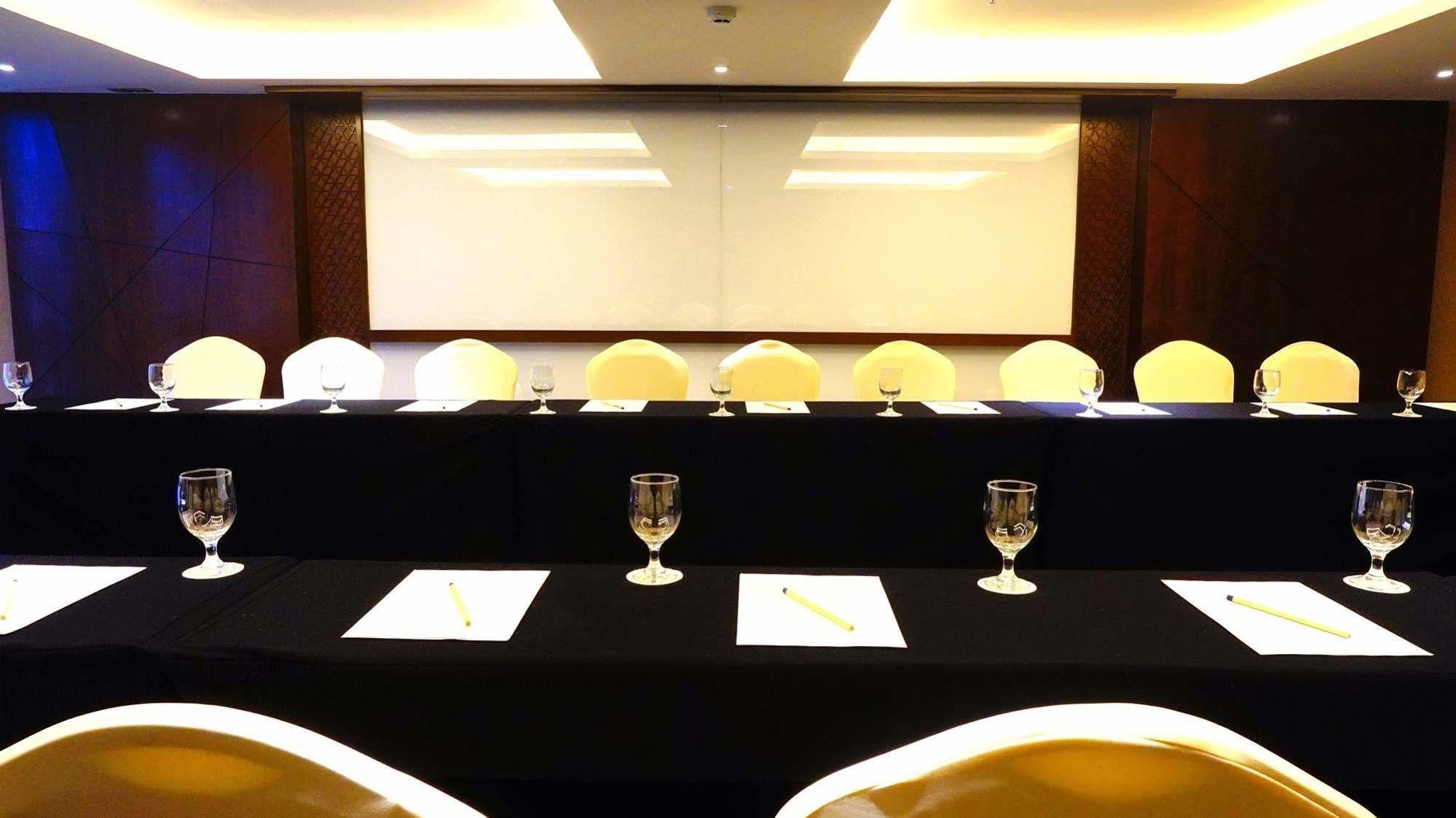 Louis Kienne Hotel Pandanaran Semarang Exteriör bild