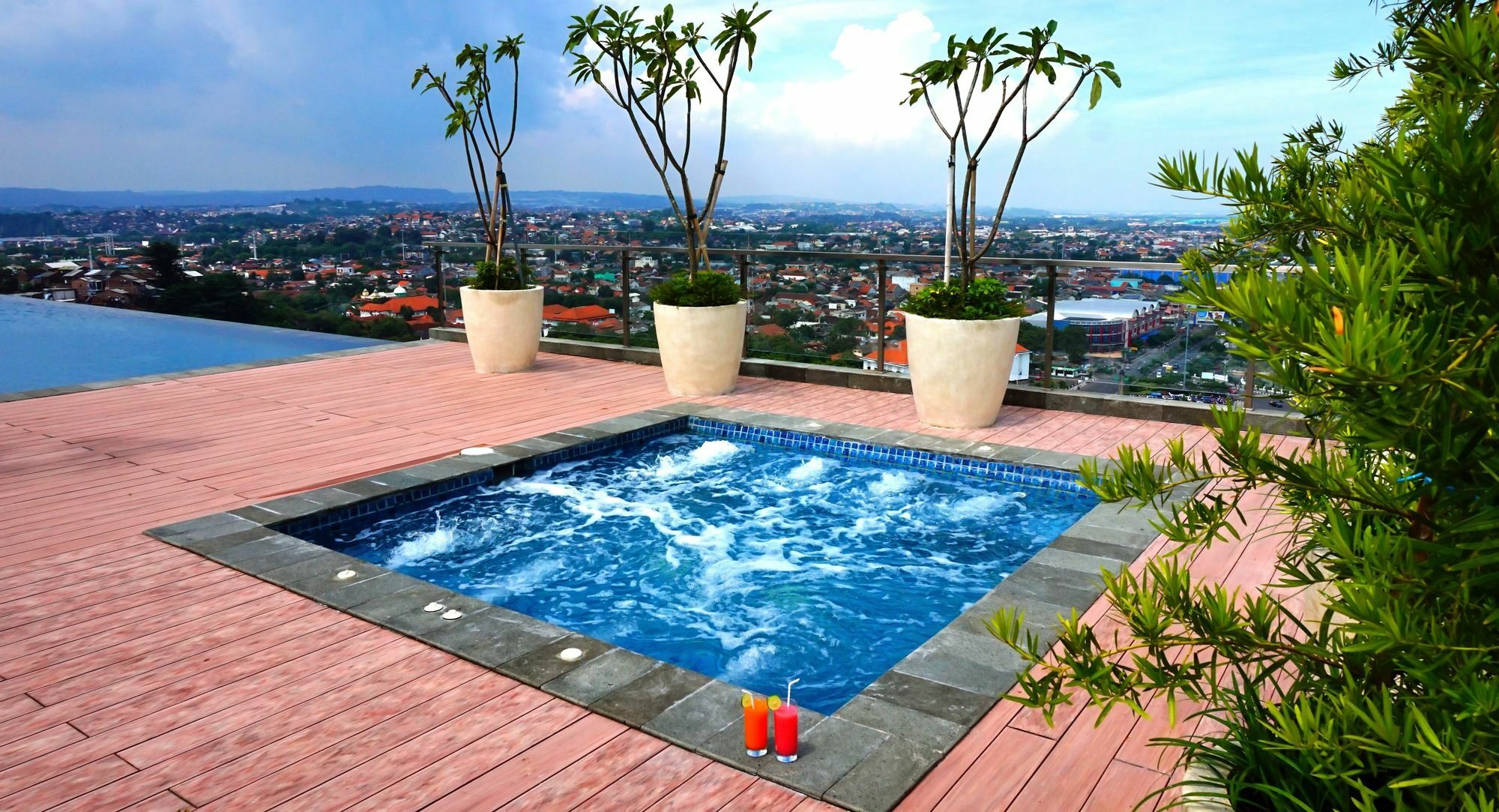 Louis Kienne Hotel Pandanaran Semarang Exteriör bild